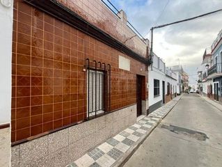 Maison jumelée à Calle azucena 12. Se vende casa adosada okupa en c azucena 12 de cantillana sevill