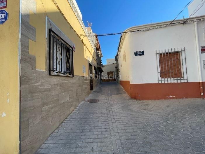 Foto a6b2b87f-4554-47b3-9d0e-3e1f6390f84c. Pis a calle carmen a Adra