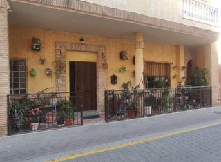 Casa adossada a Calle tirso de molina 5. Se vende casa adosada okupa en c tirso de molina 5 de santom