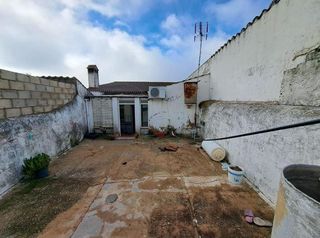 Maison jumelée à Calle tahona fleming 13. Se vende casa adosada okupa en c tahona fleming 13 de calañ
