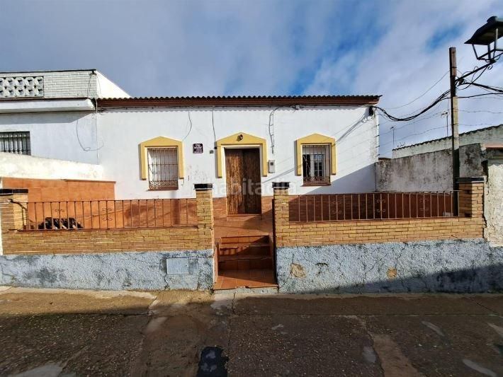 Foto 85fb9fa5-73ed-4f49-a0cc-b8459e90cb36. Casa adossada a calle tahona fleming 13 a Calañas