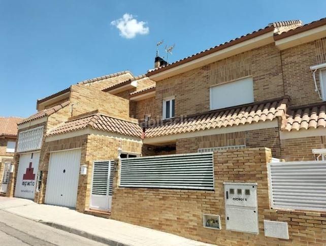 Foto 548cf5a2-6bd1-4862-8909-9e810965bfdc. Casa adossada a calle ciudad real a Yuncos