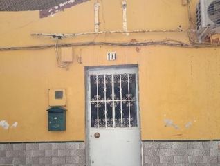 Casa in Calle lorenzo de cepeda 10. Se vende casa okupada en c lorenzo de cepeda  de sevilla