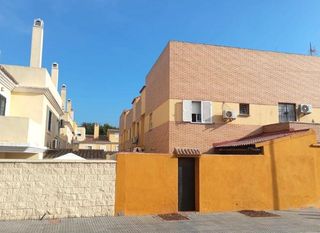 Casa a schiera in Avenida diputacion 33(b). Se vende casa adosada okupa en c diputacion 33b de algecir