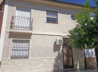 Casa adossada a Calle lucena 11. Se vende casa adosada okupada en calle lucena nº 11 palma del rí