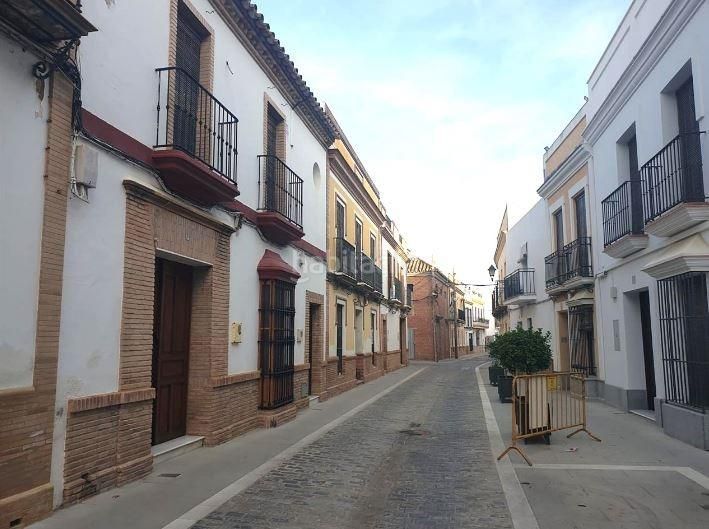 Foto b9c8b210-50d0-4101-a908-89b6587a2e6f. Casa adossada a calle san fernando 7 a Lora del Río
