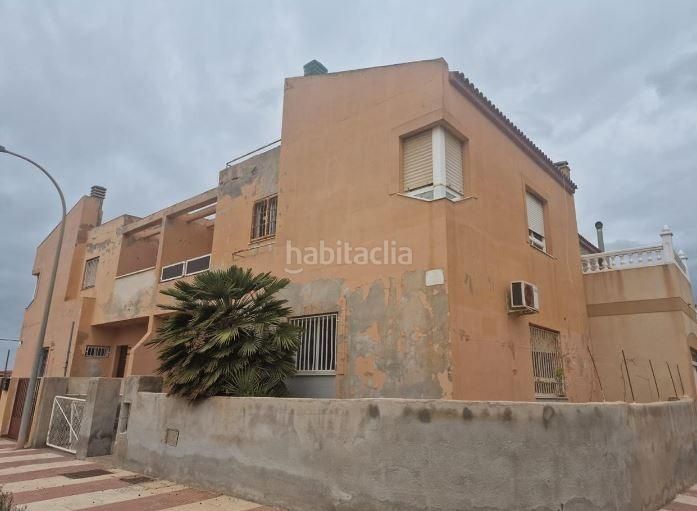 Foto 571a30e5-e184-4d7b-a6ac-fb2607ac78c3. Casa adosada en calle belmonte 2 se vende casa adosada okupada en calle belmonte nº 2 almería en Roquetas de Mar
