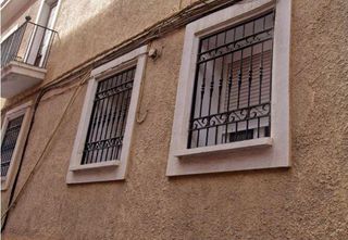 Pis a Calle sales. Se vende piso okupa en c sales  de almería