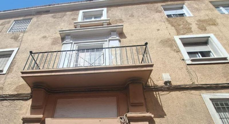 Foto b7a86118-c82d-4376-a7a5-b7fd4ddf2580. Pis a calle sales a La Chanca - Pescadería Almería