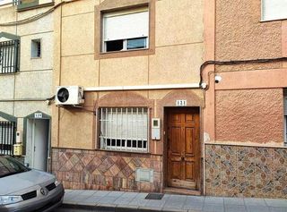 Flat in Calle sierra bacares 93. Se vende piso okupa en c sierra bacares 93 de almería