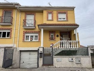 Casa adossada a Calle Reina Sofia 8