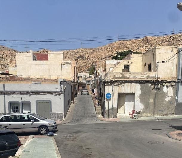 Foto 9c728184-b80b-4dbd-8a00-806e65e0f4a1. Maison jumelée dans calle roquetas 11 dans La Chanca - Pescadería Almería