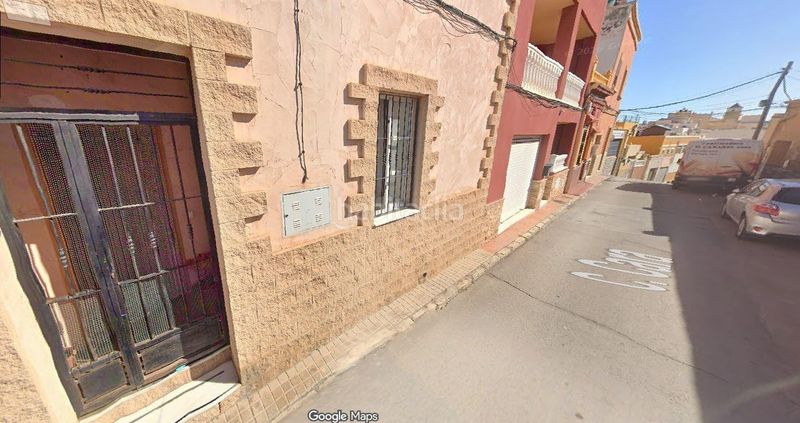 Foto b3d85a5a-f981-4b10-b92f-28e415a6ce87. Casa adossada a calle cara 40 a La Chanca - Pescadería Almería