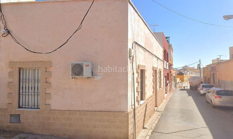 Foto dd359f4a-d4ca-419a-9857-0082dbb729bd. Casa adossada a calle cara 40 a La Chanca - Pescadería Almería