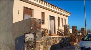 Maison jumelée à Calle magnolia 21. Se vende casa adosada okupa en c magnolia 21 de sonseca