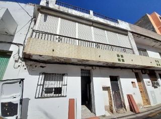 House in Calle felicidad 17. Se vende casa  okupada en c felicidad 17 de sevilla