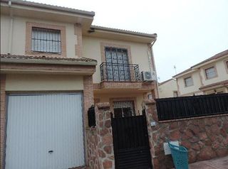 Casa adossada a Calle luna, 5. Se vende casa adosada okupada en luna hormigos toledo