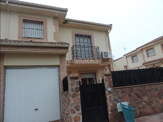 Foto 80be2071-3742-4a81-a4a3-f75f8f48e3de. Casa adossada a calle luna a Hormigos