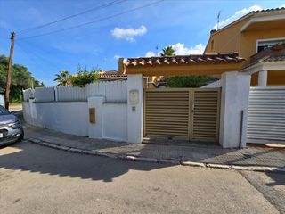 Casa a Carrer segre 1. Maravillosa casa okupada en el vendrell tarragona