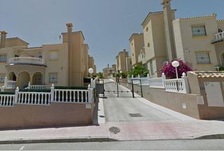 Casa a schiera in Pau 27 varios. Se vende casa adosada okupa en c pau 27 varios de orihuela