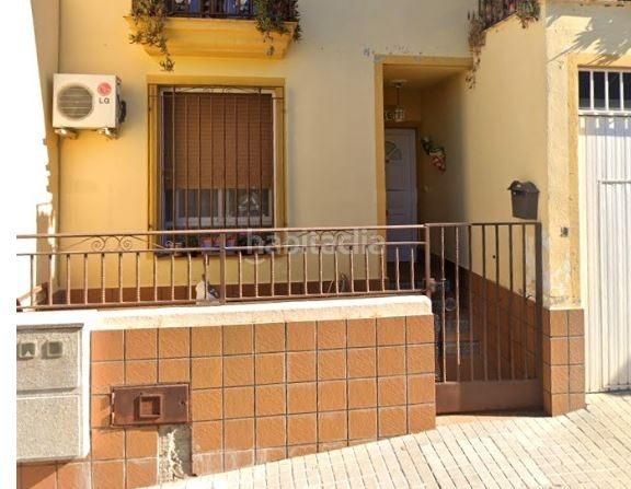 Foto aaf3d95e-b59b-4820-b890-df96fc90e086. Casa aparellada a calle albuera 46 a Daimiel