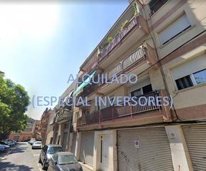 Attique à Calle llevat 9. Se vende piso alquilado en llevat 9 de viladecans, barcelona.