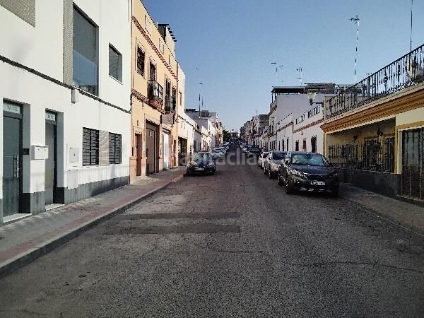 Foto c8617d0e-49ef-4b71-ad18-632aecd2a4e8. Casa adossada a calle manuel de falla a La Paz Alcalá de Guadaira