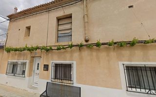 Haus in Requena. Se vende casa independiente okupa en calle huertos cojos 15 de r
