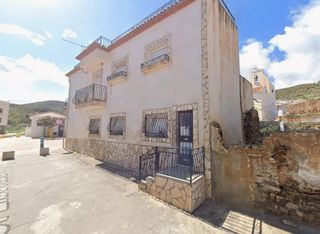 House  Pl de la juventud 1  0 0. Se vende casa okupa en plaza de la juventud 1 en las tres villas