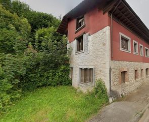 Maison à Onís. Se vende casa independiente okupada en lugar villar 43 de onís,