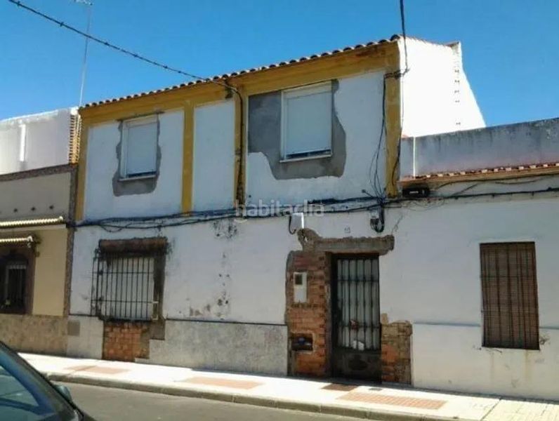 Foto 383526c1-2efd-4d0f-a96b-9943733bbd57. Casa adosada en calle emilio castelar 10 se vende casa adosada okupada en calle emilio castelar 10 la rinconada, sevilla. en San Jose de la Rinconada
