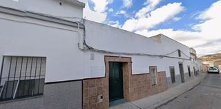 Casa adossada  Garrotera 45. Se vende casa adosada okupada en garrotera 45 zafra, badajoz.