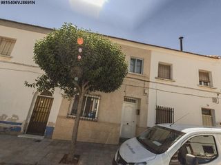 Semi detached house  Santa monica 16. Se vende casa adosada okupada en calle santa monica 20 campo de
