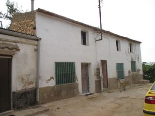 Casa  Quatre carreteres de les 32. Se vende casa okupada en carretera quatre carreteres de les 32b