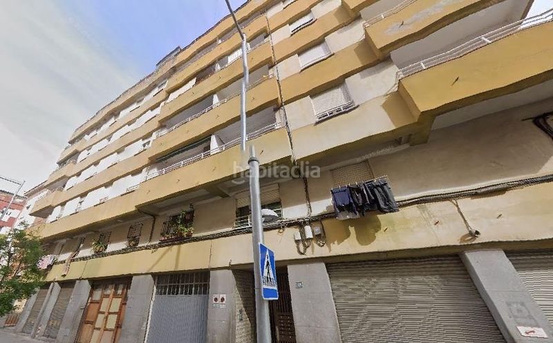 Foto 512884e3-da35-4f49-bc88-048fb4e1977e. Pis a carrer angel guimera a Centre Salt