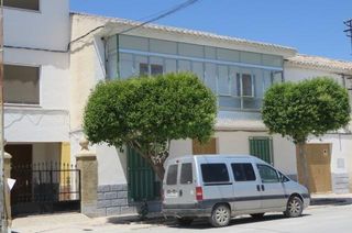 Casa adosada  St cosme damian 20. Se vende casa adosada okupada en santos cosme y damian 24 cortes