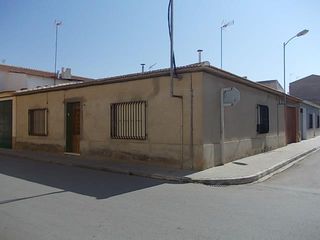 Semi detached house in Conde de las cabezuelas 24. Se vende casa adosada okupada en conde de las cabezuelas 26 socu