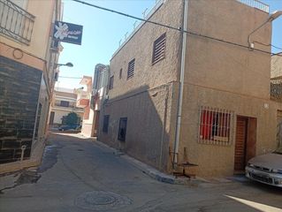Flat in Calle san fermin 32. Se vende lote de 5 pisos  2 trasteros okupados en calle san ferm