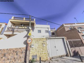 Casa adossada a Carretera cobre 228. Se vende casa adosada okupada en calle teruel 228 algeciras, cád