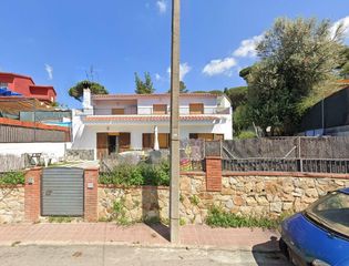 Maison à Montnegre 21. Venta de casa okupada en montnegre 21 de dosrius, barcelona.