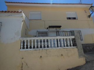 Reihenhaus  Albaicin (vent) 3. Se vende casa adosada okupada en calle albaicin vent 3 alhama de
