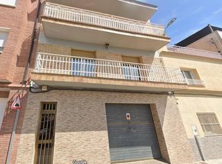 Pis a Sant jordi 9. Venta de piso okupado en santa margarida de montbuí barcelona.