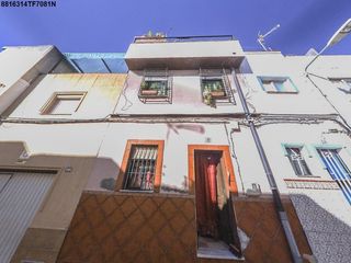 Casa adossada a Teruel 50. Se vende casa adosada okupada en calle teruel 50 algeciras, cádi