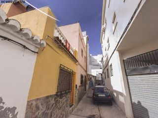 Semi detached house in Gracia 37. Se vende casa adosada okupada en calle gracia 31 motril, granada