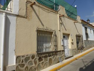 Haus  Nueva 27. Se vende casa alquilada en calle nueva 27 turre, almería.