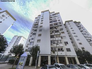 Piso en Parque atlantico 4. Se vende piso alquilado en barrio atlantico 4 sevilla, sevilla.
