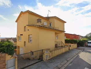 Semi detached house  Carrer ramon muntaner 17. Se vende casa adosada okupa en c ramon muntaner 17 de torroe