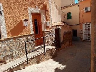 Maison  San blas. Se vende casa adosada okupa en  san blas hellín albacete