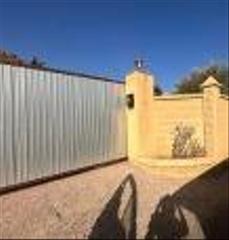 Casa  Peri-0tr-01/761. Se vende casa independiente okupa en almería almería.