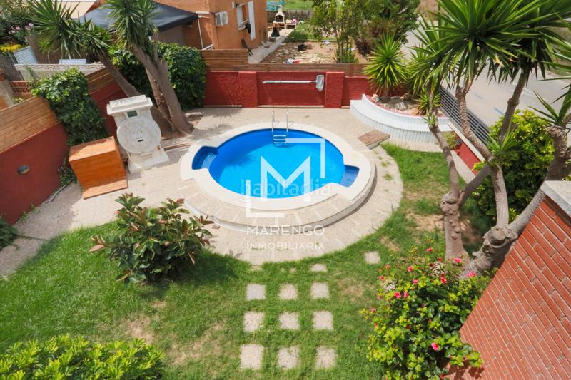 Foto 22e3bae9-1bee-43ab-a26c-c80327158845. Chalet luminoso chalet con piscina a metros de la playa en Cubelles